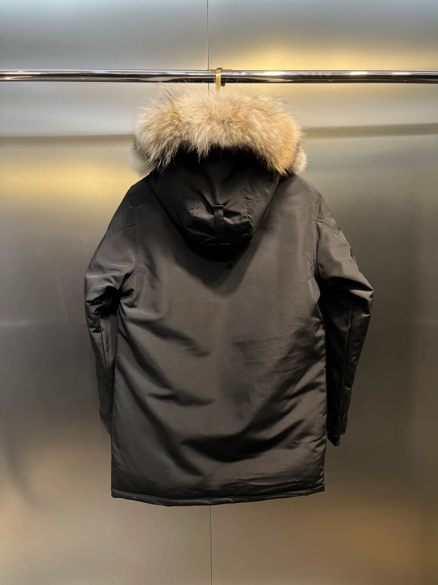 P840 𝘾𝘼𝙉𝘼𝘿𝘼 𝙂𝙊𝙊𝙎𝙀Big Goose 13# The design of Big Goose 13 is simple and elegant, a little longer than the 08 model, more suitable for men and suitable for business people. This down jacket is popular for its simple design, which is not only practical but also has a certain sense of fashion. In terms of applicability, the Daye 13 model provides good thermal insulation performance. Its thermal insulation coefficient is level 5, which can provide enough warmth and is suitable for wearing in cold environments. In addition, the Daye 13 model also has a high cost performance. Compared with other models, it provides a better balance between price and performance, making it more competitive in the market.  size：xs-xxl